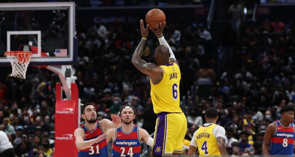  詹姆斯轰下三双助湖人逆转击败凯尔特人夺连胜
